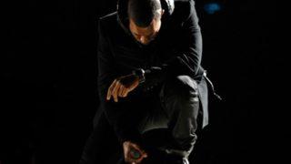 Kanye West’in sahnede giydiği spor ayakkabı 1,8 milyon dolara açık artırmada satıldı