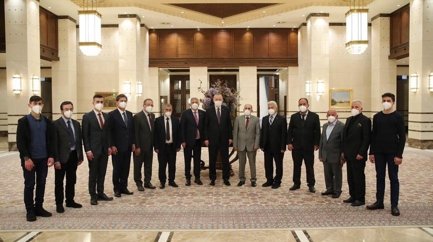 Cumhurbaşkanı Erdoğan, 2011 ve 2020 arasında yılın ahisi, kalfası ve çırağı seçilen esnafla bir araya geldi