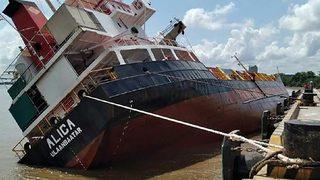 Vietnam'da 2 bin 500 tonluk yük gemisi alabora oldu