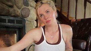 Ireland Baldwin yine şaşırtmadı! Kısa hırkasıyla garip poz