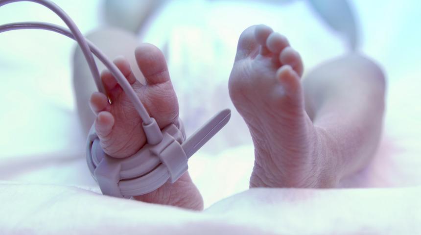 Koronavirüs nedeniyle hayatını kaybetti! Karnındaki bebeği sezaryenle kurtarıldı