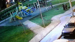 Şanlıurfa'da gençlerin üzerine çıktığı kameriyenin çatısının çökme anı güvenlik kamerasında