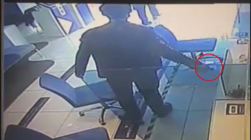 Beyoğlu'nda banka şubesinde bıçaklı saldırgan paniği! Dehşet anları kamerada