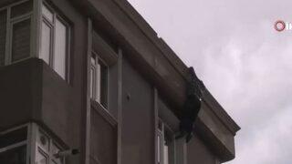 Bağcılar'daki yangında çatıdan atlayan kişi hayatını kaybetti