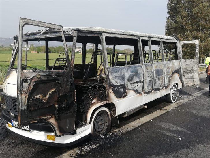 Aydın'da seyir halindeyken alev alan minibüs kullanılamaz hale geldi G1