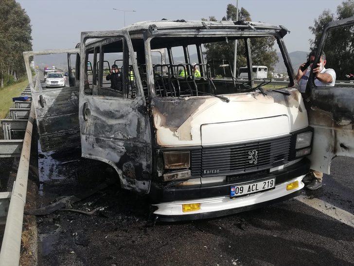 Aydın'da seyir halindeyken alev alan minibüs kullanılamaz hale geldi G2