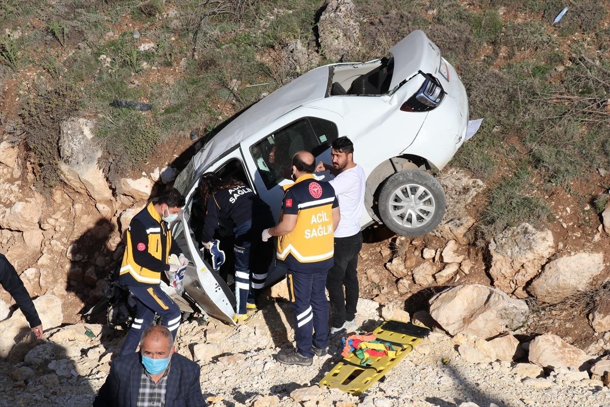 Sivas'ta 2 otomobil &ccedil;arpıştı: 3 yaralı