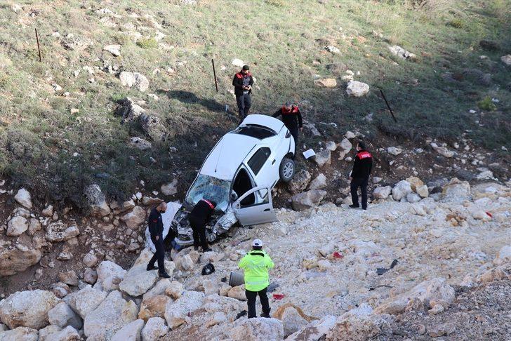 Sivas'ta 2 otomobil çarpıştı: 3 yaralı G3