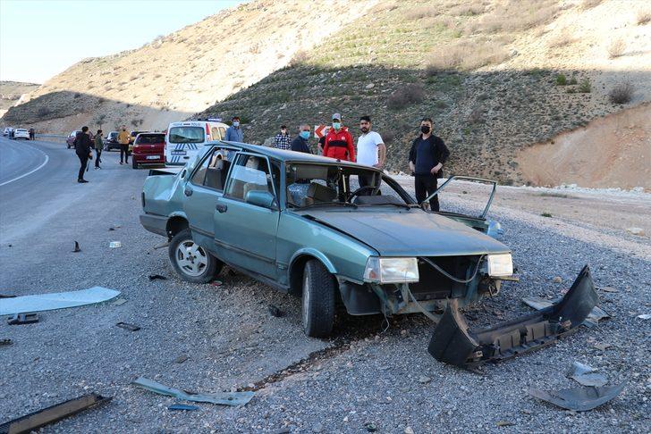 Sivas'ta 2 otomobil çarpıştı: 3 yaralı G4