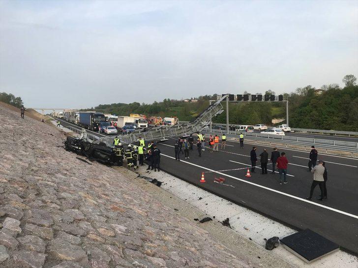 GÜNCELLEME 2 - Kuzey Marmara Otoyolu'nda Kazakistan konsolosluğuna ait otomobilin devrilmesi sonucu 4 kişi öldü G3