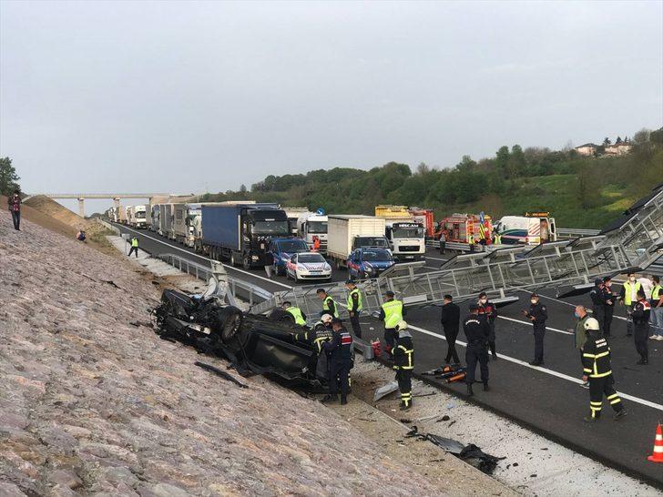 GÜNCELLEME 2 - Kuzey Marmara Otoyolu'nda Kazakistan konsolosluğuna ait otomobilin devrilmesi sonucu 4 kişi öldü G2