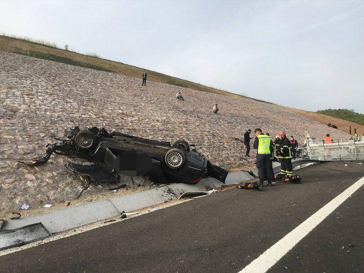 GÜNCELLEME 2 - Kuzey Marmara Otoyolu'nda Kazakistan konsolosluğuna ait otomobilin devrilmesi sonucu 4 kişi öldü G4