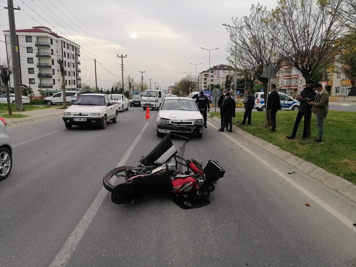 Tekirdağ'da otomobilin &ccedil;arptığı motosikletteki baba oğul yaralandı