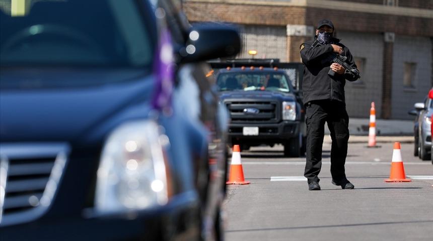 ABD'de polis tarafından öldürülen siyahi Brown'ın vücudundan 5 kurşun çıktı