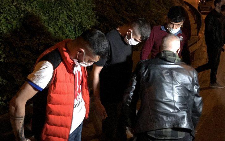 Bursa'da uygulama noktasından kaçarken polis aracına çarpan otomobilde uyuşturucu ve silah bulundu G2