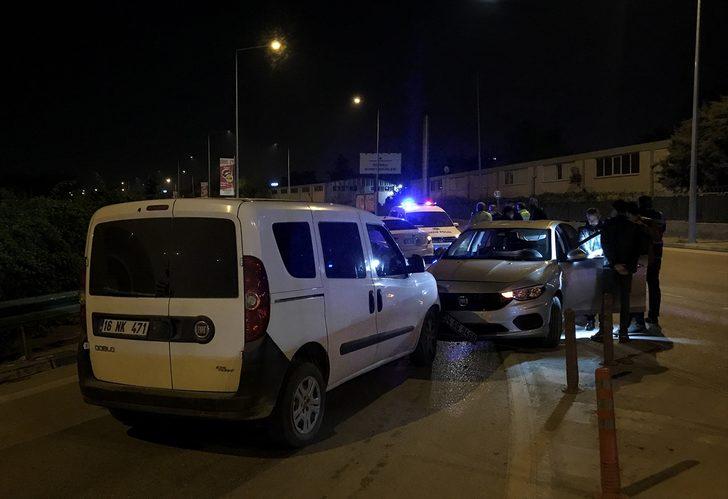 Bursa'da uygulama noktasından kaçarken polis aracına çarpan otomobilde uyuşturucu ve silah bulundu G3