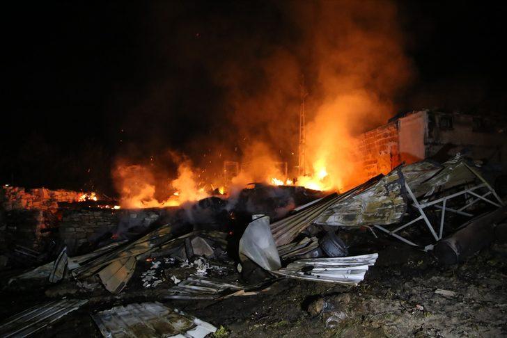 GÜNCELLEME 2 - Kastamonu'nun Pınarbaşı ilçesinde anne ile kızının hayatını kaybettiği yangın kontrol altına alındı G1