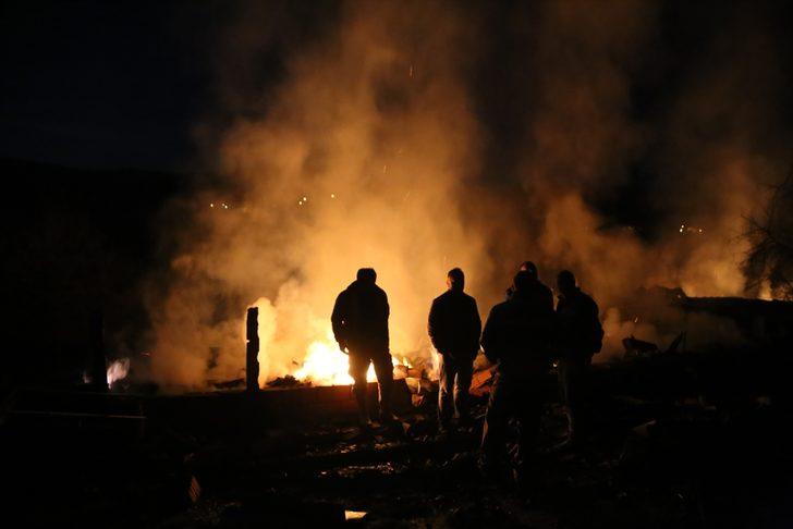 GÜNCELLEME 2 - Kastamonu'nun Pınarbaşı ilçesinde anne ile kızının hayatını kaybettiği yangın kontrol altına alındı G2