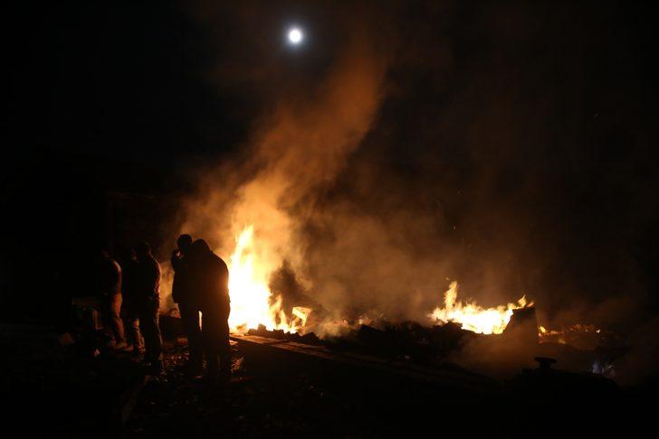 GÜNCELLEME 2 - Kastamonu'nun Pınarbaşı ilçesinde anne ile kızının hayatını kaybettiği yangın kontrol altına alındı G3