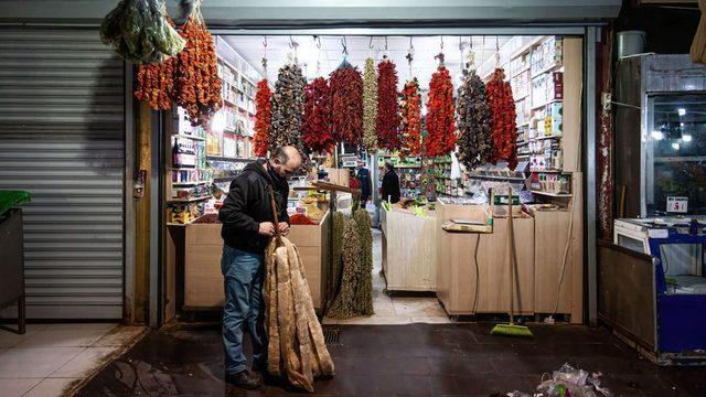 Covid-19 kısıtlamaları dükkanını kapatan esnafı ekonomik olarak zorluyor.