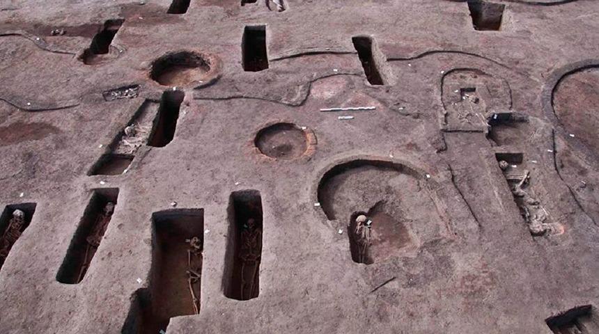 Mısır'da milattan öncesine ait 110 mezar bulundu