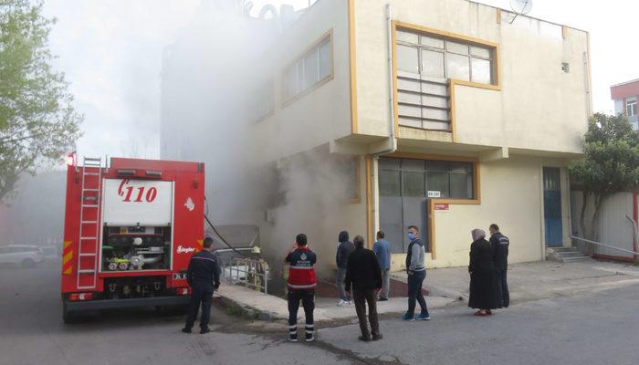 Ümraniye'de korkutan yangın! Mobilya atölyesi alev aldı