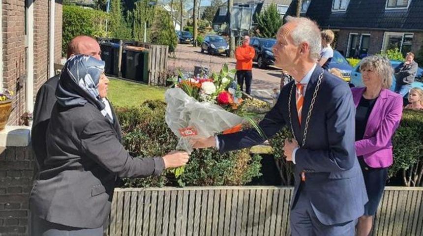 Hollanda'da 16 Türk'e kraliyet nişanı verildi