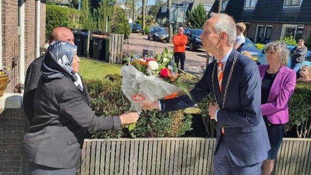 Hollanda'da 16 Türk'e kraliyet nişanı verildi