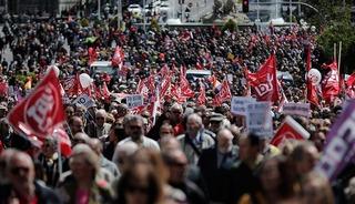1 Mayıs'ta t&uuml;m geliri &ccedil;alışanlarına verdi, tartışma &ccedil;ıktı