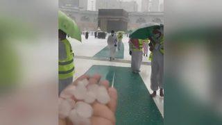 Mekke'ye ceviz büyüklüğünde dolu yağdı