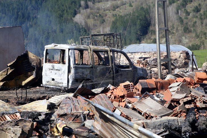 GÜNCELLEME 3 - Kastamonu'nun Pınarbaşı ilçesinde anne ile kızının hayatını kaybettiği yangın kontrol altına alındı G1