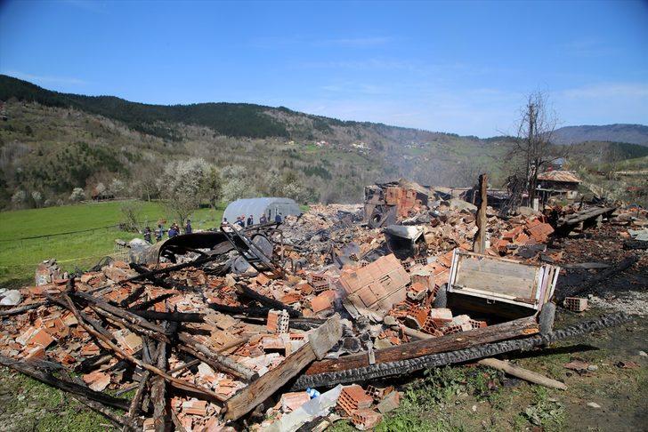 GÜNCELLEME 3 - Kastamonu'nun Pınarbaşı ilçesinde anne ile kızının hayatını kaybettiği yangın kontrol altına alındı G2
