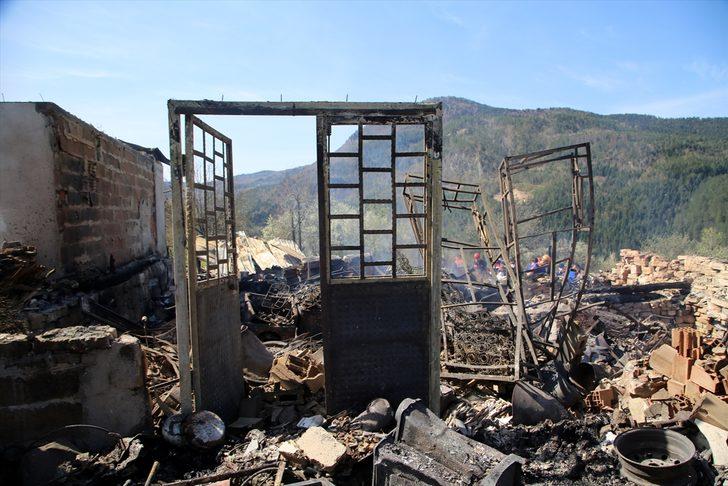 GÜNCELLEME 3 - Kastamonu'nun Pınarbaşı ilçesinde anne ile kızının hayatını kaybettiği yangın kontrol altına alındı G5