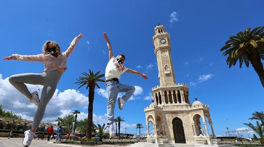 İzmirli dansçılar meydanları sahneye dönüştürdü