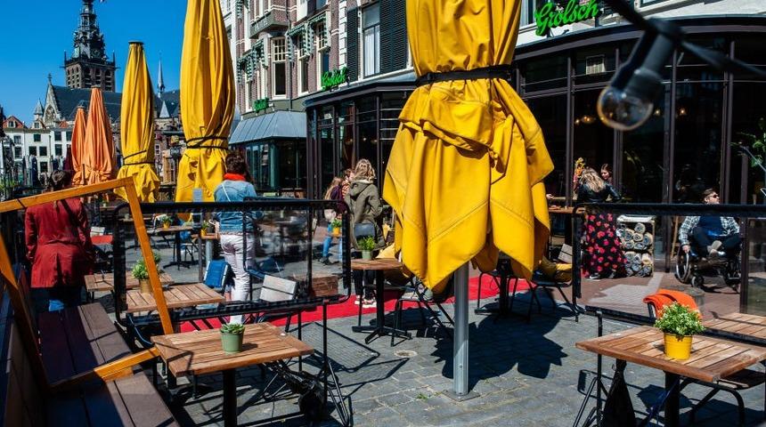 Covid: Hollanda'da koronavir&uuml;s &ouml;nlemleri itirazlara rağmen gevşetildi, halka hırsızlık uyarısı yapıldı
