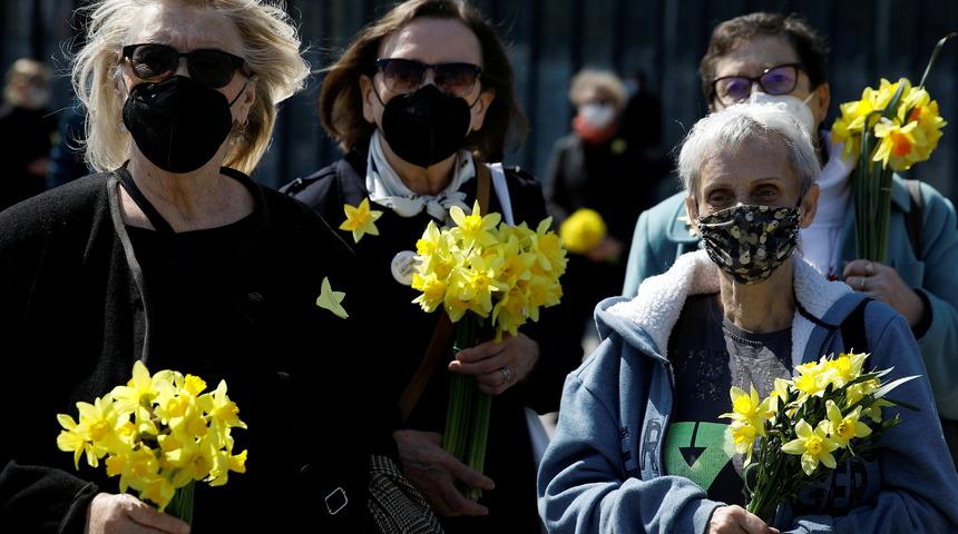 Polonyalılar mayıs ortasından itibaren maskeleri çıkarabilir