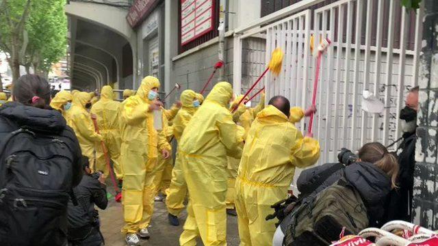 İspanya'da taraftarlar aşırı sağcı liderlerin gittiği stadı 'temizledi'