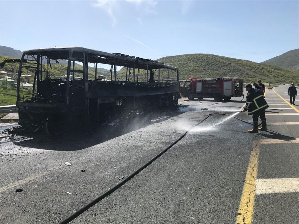 Bing&ouml;l'de seyir halindeki yolcu otob&uuml;s&uuml; yandı