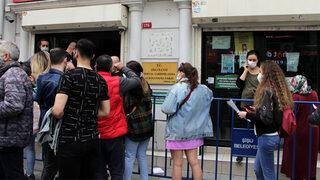 Seyahat izin belgesi almak isteyenler kaymakamlıklara akın etti