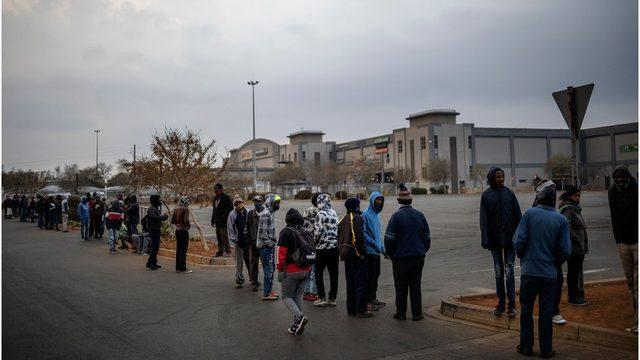 Güney Afrika'da alkol ve sigara yasağının kalktığı gün mağazalar önünde uzun kuyruklar oluştu