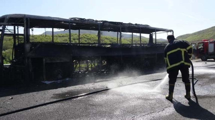 Bingöl’de 46 yolcusu bulunan otobüs alev alev yandı