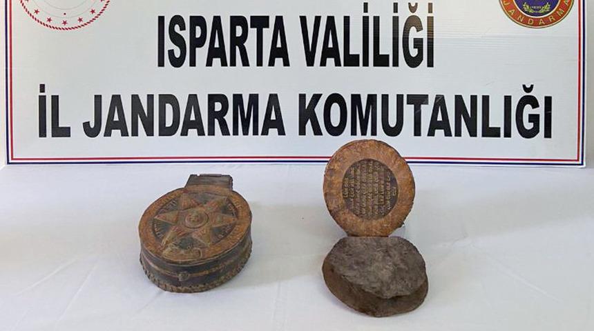Isparta'da bin 500 yıllık Tevrat'ı satmak isterken yakalandılar
