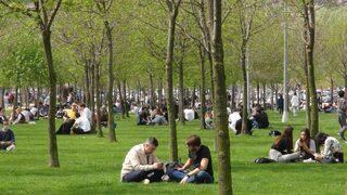 Sıcak havayı gören koronavirüsü unuttu!