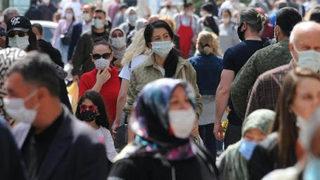 Tam kapanma öncesi birçok yerde uzun kuyruklar oluştu