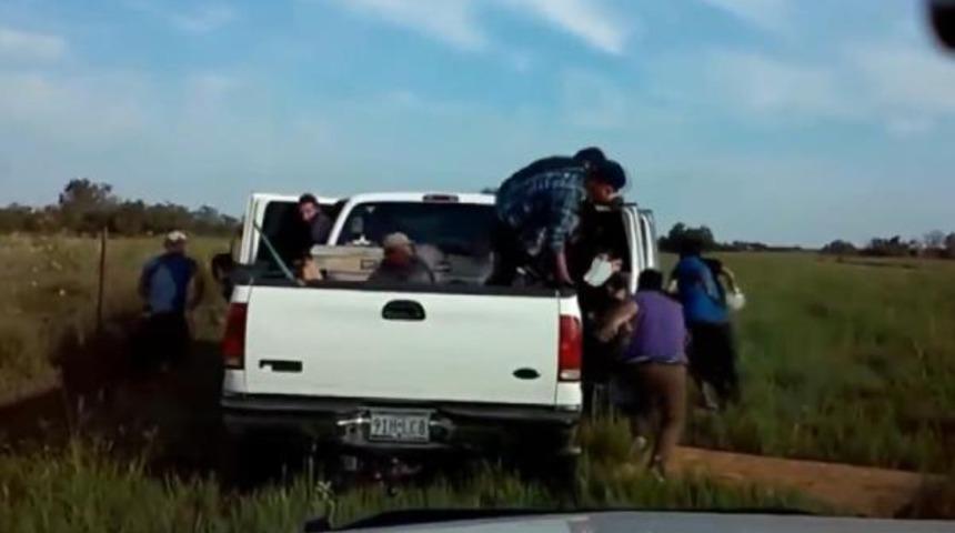 Şaşkına çeviren görüntü! Kamyonetten tam 20 kişi çıktı