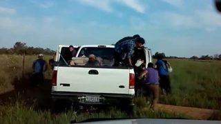 Şaşkına çeviren görüntü! Kamyonetten tam 20 kişi çıktı