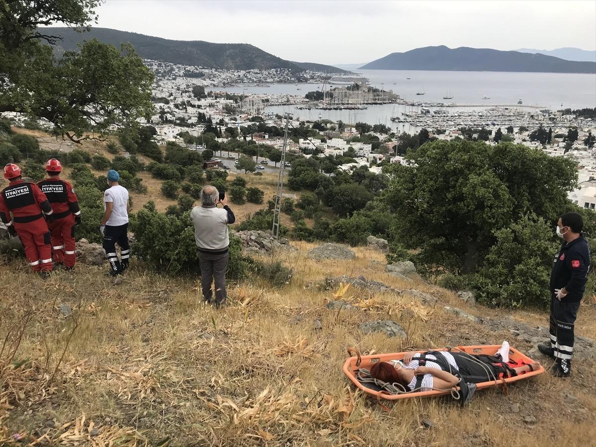 Bodrum'da doğa y&uuml;r&uuml;y&uuml;ş&uuml;nde bacağı kırılan kadını itfaiye ve sağlık ekipleri kurtardı