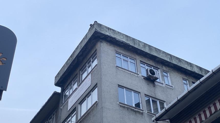 Zabıtadan ceza yediği iddia edilen çift çatıya çıktı