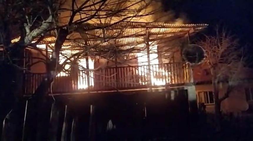 Karabük'te iki katlı ev alevlere teslim oldu