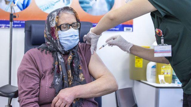 Sağlık Bakanı Koca: Aşı tedariki &ouml;n&uuml;m&uuml;zdeki 2 ay g&uuml;&ccedil;leşiyor, sonra aşı bolluğu bekleniyor 1